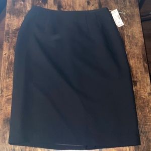 Absolutely adorable pencil skirt new with tags size for petite by Jones studio 4